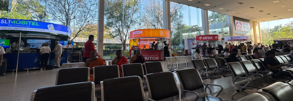 空港到着ゲートのSIMカウンター