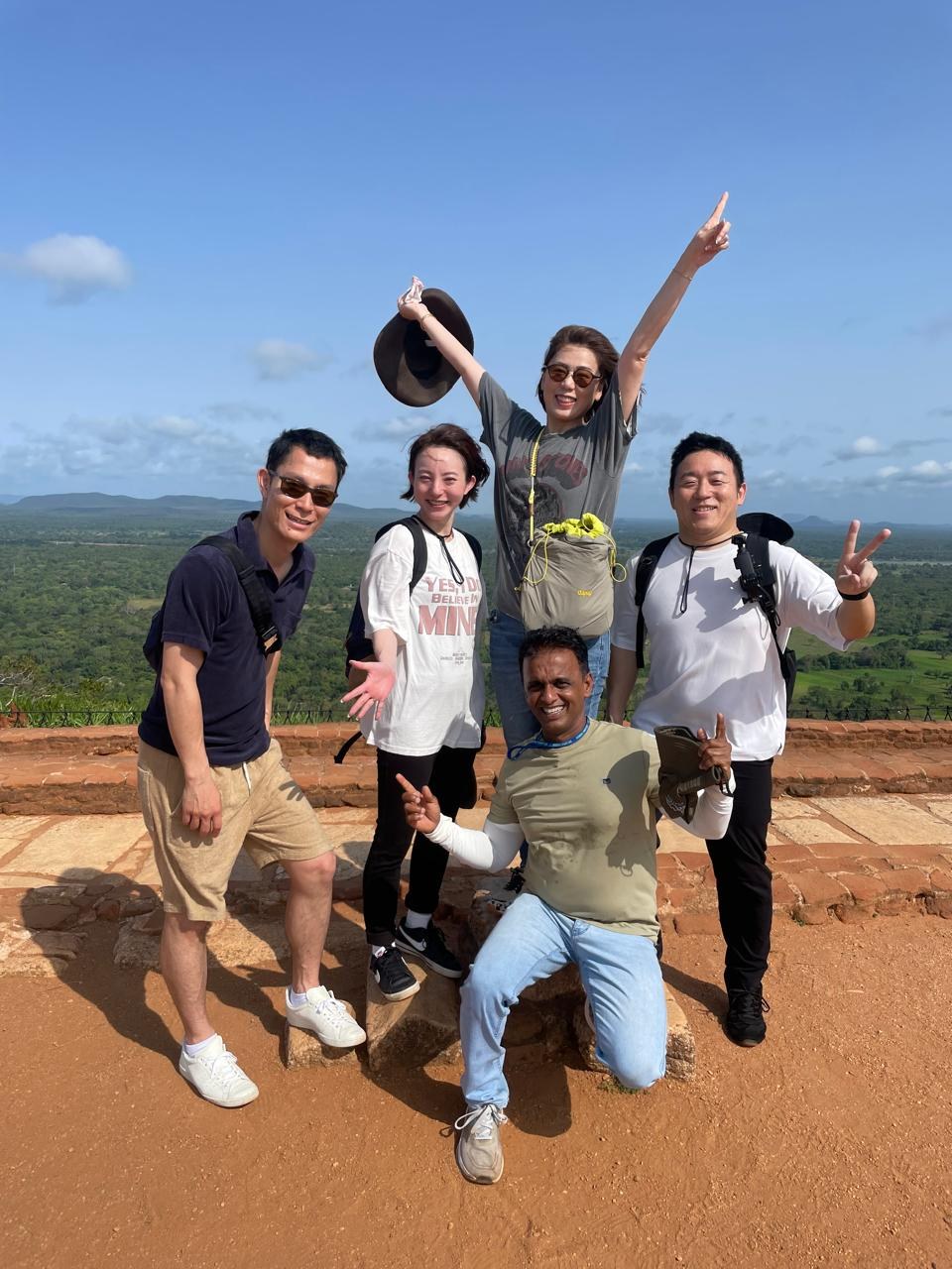 在斯里兰卡的观景点，LankaRide 旅客和导游司机在一次私人司机行程中。.